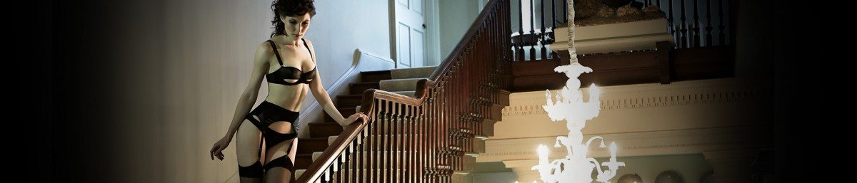 Lingerie de couro e renda em ensaio Lesbian FemDom