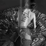 ExposiÃ§Ã£o de fotos de Simone Monte / poesia de Drummond na pele