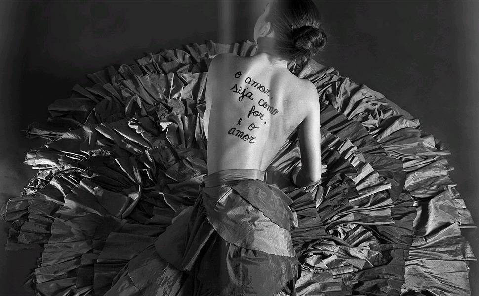 Fotografia de Simone Monte mostra poesia de Drummond na pele (Uptated)