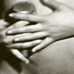 Gretchen com microfone na barriga nua.