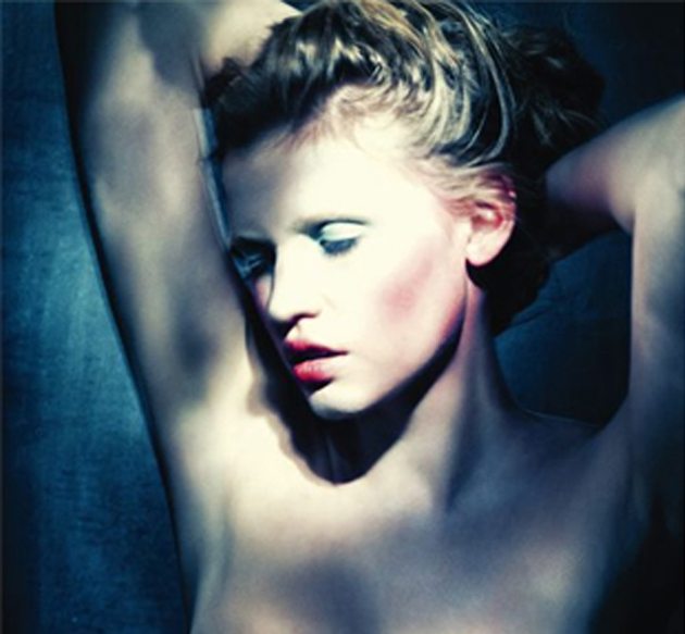 Lara Stone nua em suplemento de beleza do Le Monde